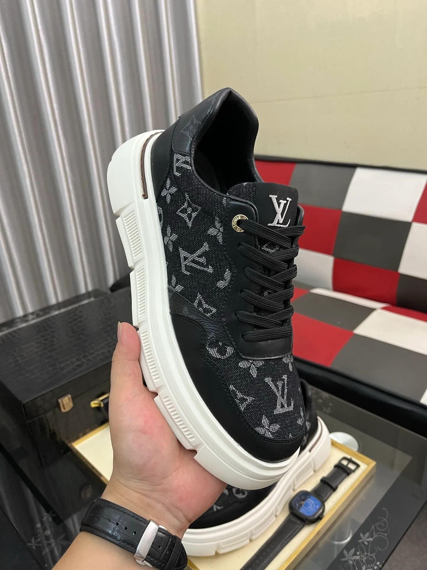 Men's shoes💰420⌚️⌚️"LOUI* VUITTO*" popular men's casual shoes, genuine Italian development💯purchasing level quality✔️The upper is made of official website material first-layer cowhide, comfortable and soft sheepskin feet⚡️Fashionable and versatile. The toe last shape is firm and full, and the soles are made from LV original molds and can be moved in and out of the counter at will. Light and comfortable on the foot~purely handmade, details determine quality! Size:38-442️⃣Colors available